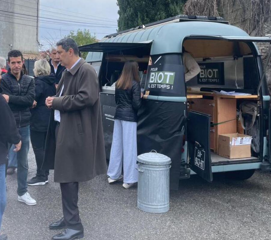 "A Biot, un candidat lance sa campagne municipale à bord d’une Renault Estafette"